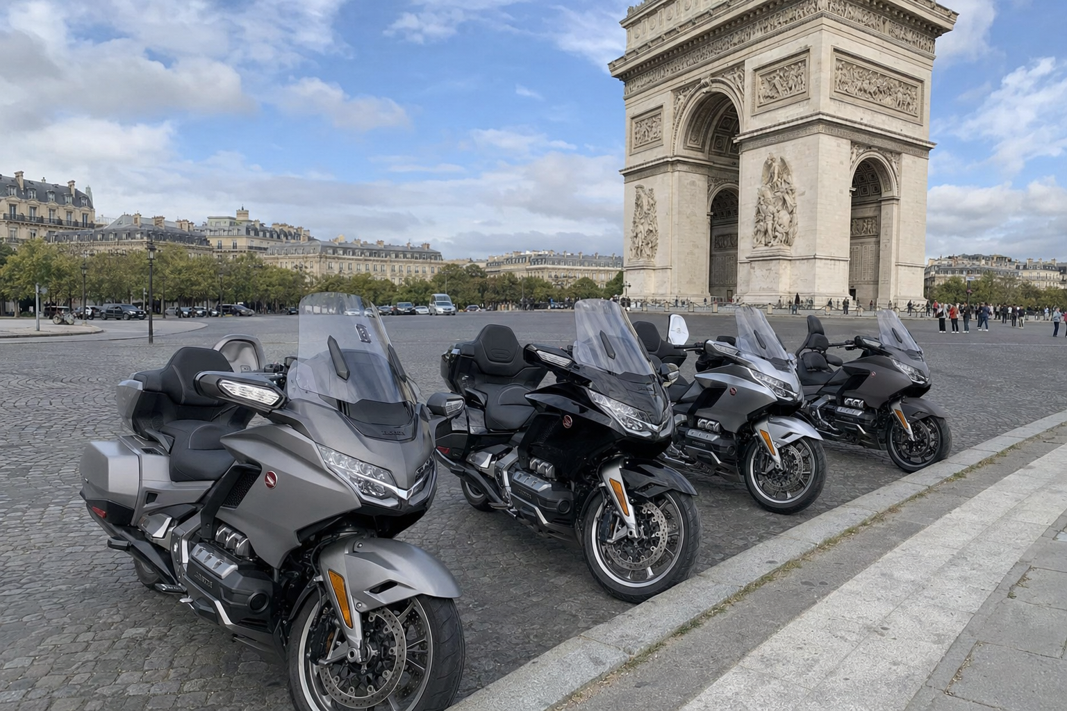 Flotte de taxis motos Honda Gold Wing devant l'Arc de Triomphe pour les transferts à Paris, gares et aéroports